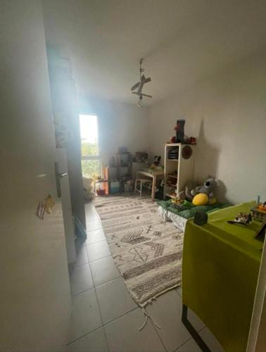 un salon avec une table verte et un salon avec dans l'établissement Aux pieds des dunes, à Labenne