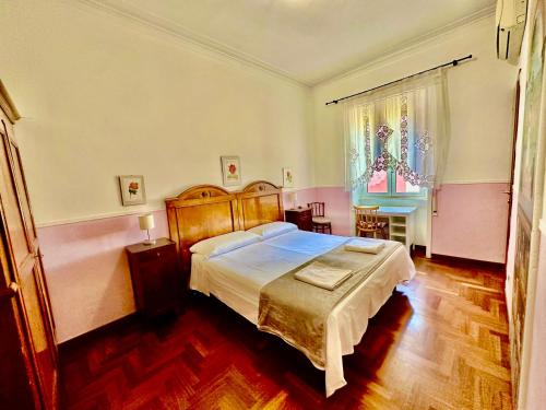 sypialnia z dużym łóżkiem i oknem w obiekcie Pardis Guest house w Rzymie