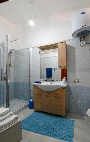 un baño con lavabo y ducha en VivIglesias, en Iglesias