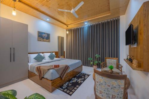 a bedroom with a bed and a tv in a room at Kasauli Star View Near Mall Road in Kasauli
