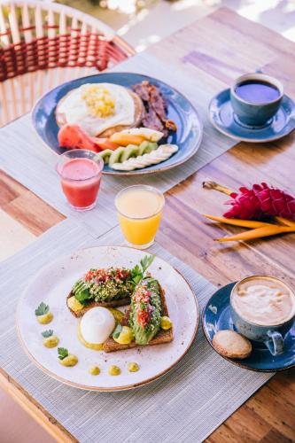 Una mesa con platos de comida para el desayuno. en Matachica Beach Resort and Spa, en San Pedro