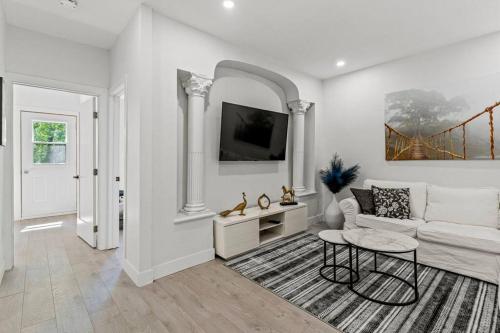a living room with a couch and a table at Appartement haut de gamme NDG in Montréal
