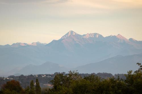 a view of a mountain range in the distance at Domaine Mont-Riant à Jurançon in Jurançon