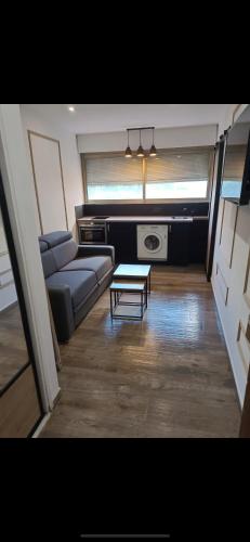 un salon avec un canapé et une table dans l'établissement Prado Marseille 8eme studio, à Marseille