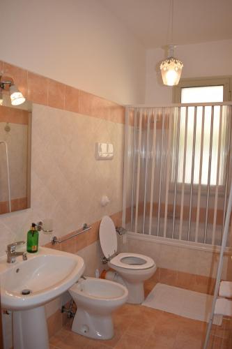 un bagno con un water bianco e un lavandino di Villa Rosi a Isola delle Femmine