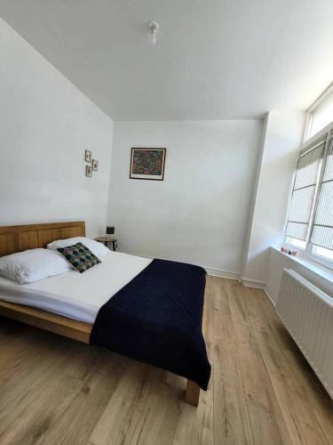 - une chambre avec un lit aux murs blancs et du parquet dans l'établissement Résidence 743-pleneuf Val Andre - Vos vacances en famille 3 chambres 50 mètres de la mer MAE-7611, à Pléneuf-Val-André