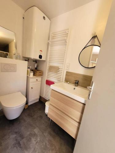 une petite salle de bain avec toilettes et lavabo dans l'établissement Résidence 743-pleneuf Val Andre - Vos vacances en famille 3 chambres 50 mètres de la mer MAE-7611, à Pléneuf-Val-André