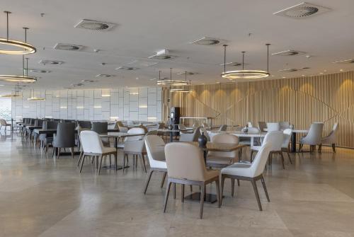 a dining room with tables and chairs in a restaurant at Hotel Nacional Rio de Janeiro - OFICIAL in Rio de Janeiro