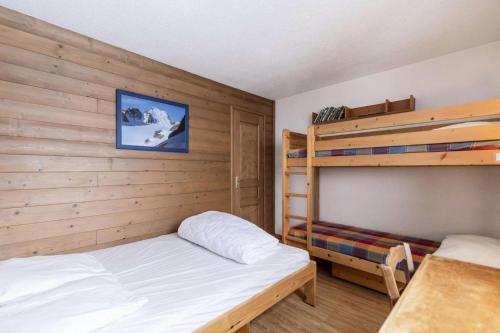 une chambre avec un lit et des lits superposés dans l'établissement Résidence Le Mustag - 3 Pièces 6/7 pers - LE MUSTAG - PLAGNE CENTRE MAE-5754, à Aime La Plagne