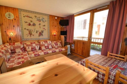 un salon avec un canapé et une table dans l'établissement Résidence Les Soldanelles - 2 Pièces 4/5 pers - LES SOLDANELLES - PLAGNE VILLAGES MAE-8874, à Aime La Plagne
