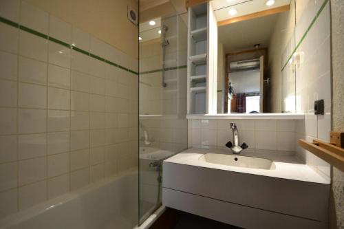 une salle de bain avec un lavabo, un miroir et une baignoire dans l'établissement Résidence Les Soldanelles - 2 Pièces 4/5 pers - LES SOLDANELLES - PLAGNE VILLAGES MAE-8874, à Aime La Plagne