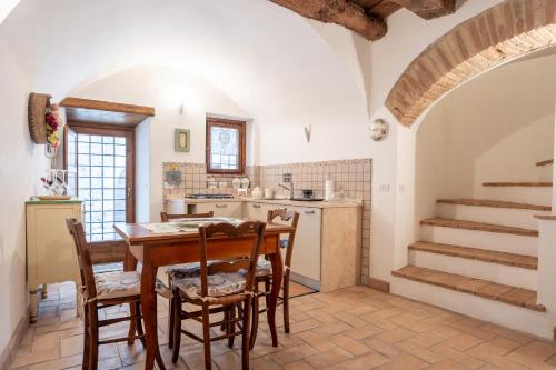 a kitchen and dining room with a table and chairs at Le Scalette - Holiday Home in Calvi - ItalyWeGo in Calvi dellʼ Umbria