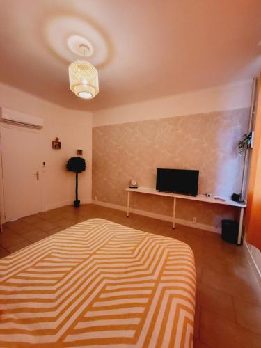 - un salon avec un grand tapis au sol dans l'établissement Soleil, à Itteville