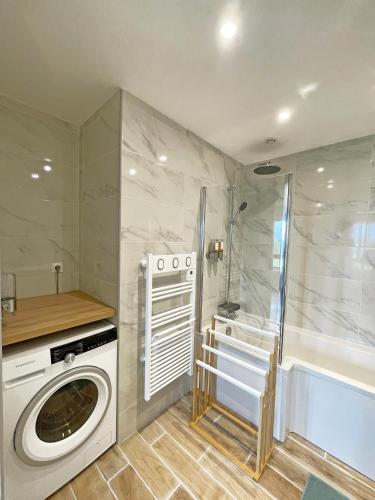 La salle de bains est pourvue d'un lave-linge et d'une douche. dans l'établissement Horse dream, à Saint-Martin-en-Bière
