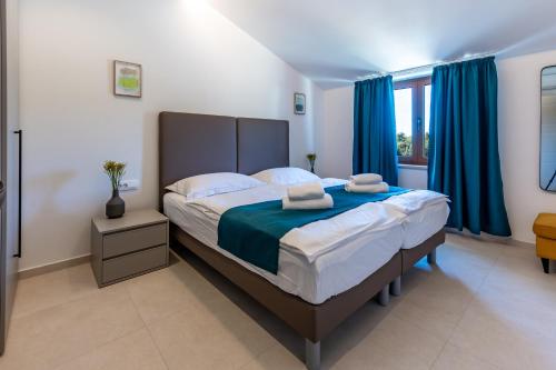 Una cama o camas en una habitación de Rooms with free parking