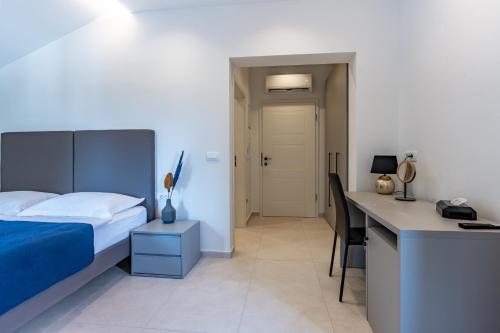 Una cama o camas en una habitación de Rooms with free parking