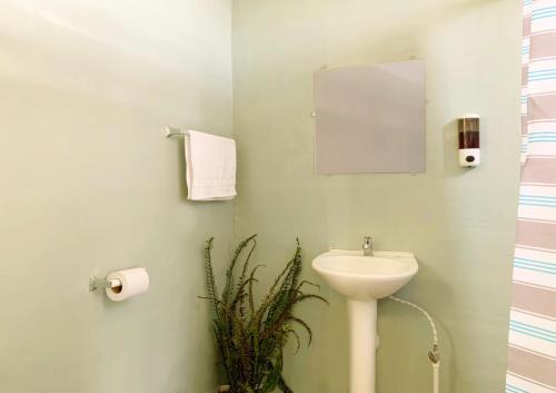 un baño con lavabo y espejo en Las Terrazas de el Alto, en Chalatenango