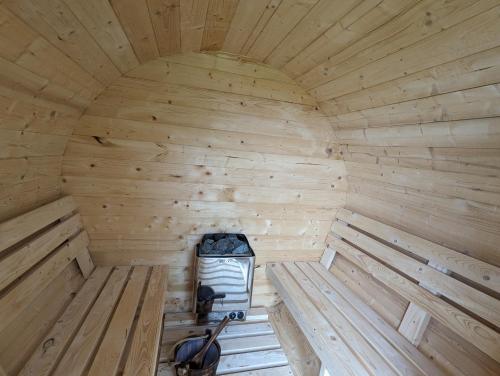 an inside view of a wooden sauna at Osada Karszewo, sauna bania, ryby in Karszewo