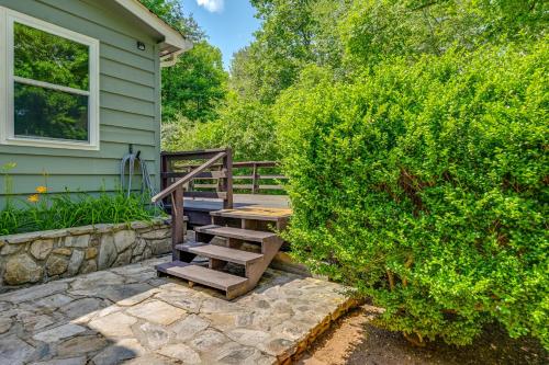Giardino di Whittier Vacation Rental Cabin with Private Hot Tub