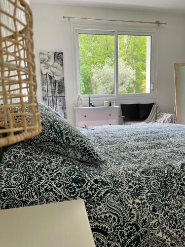 une chambre avec un lit et une fenêtre dans l'établissement Villa avec piscine à Casteljaloux, à Casteljaloux