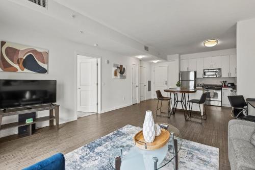 Luxury Apt In Harbor Point with Balconyにあるキッチンまたは簡易キッチン