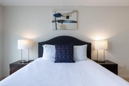 Luxury Apt In Harbor Point with Balconyにあるベッド