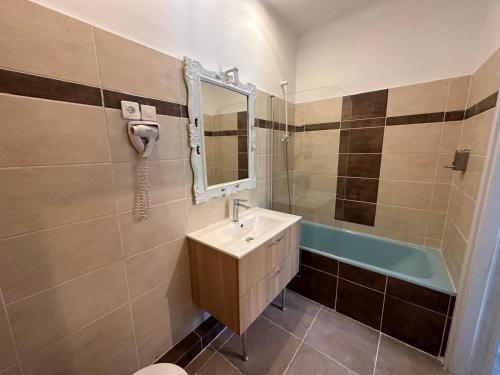 Bilik mandi di L'hôtel du Bastier