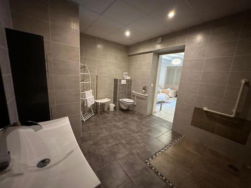 Koupelna v ubytování L'hôtel du Bastier