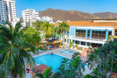 Una vista aérea de un complejo turístico con piscina. en Hotel Palmarena Plaza Rodadero, en Santa Marta