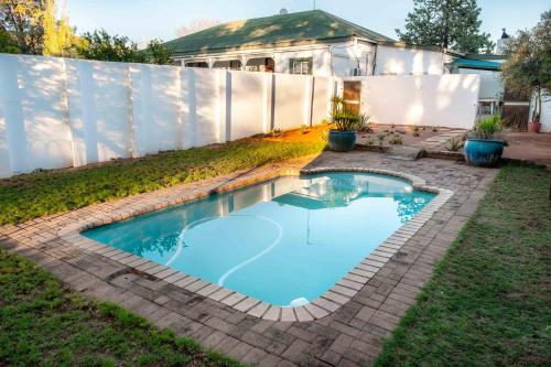 Πισίνα στο ή κοντά στο Karoo Ouberg Guest Lodge