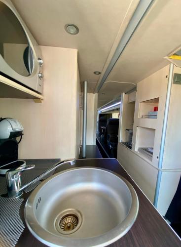La salle de bains est pourvue d'un lavabo. dans l'établissement TourBus Vip, à Salon-de-Provence