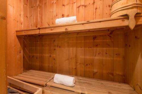 - un sauna avec 2 serviettes sur un mur en bois dans l'établissement Résidance Le Cristal - Grands Montets 11 - Happy Rentals, à Chamonix-Mont-Blanc