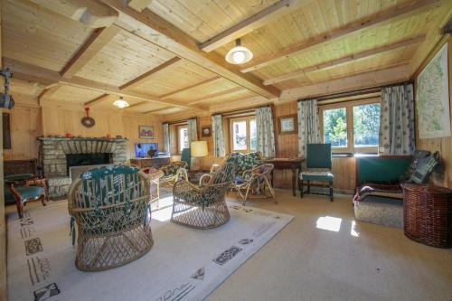 - un salon avec des fauteuils à bascule et une cheminée dans l'établissement Chalet Du Croz RJ - Happy Rentals, à Chamonix-Mont-Blanc