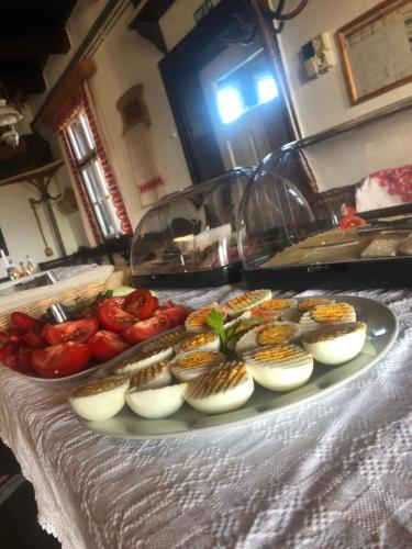 Makanan di atau berdekatan rumah tamu ini