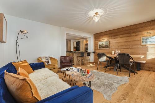 un salon avec un canapé bleu et une table dans l'établissement La Persévérance 12 - Happy Rentals, à Chamonix-Mont-Blanc