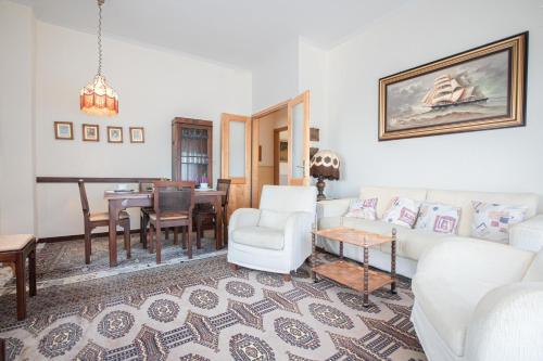 Et opholdsområde på Paradiso Al Mare shared pool - Happy Rentals