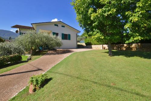 Taman di luar Casa Andreini - Happy Rentals