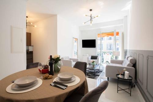 une salle à manger et un salon avec une table et des chaises dans l'établissement Le Magenta - Happy Rentals, à Nice