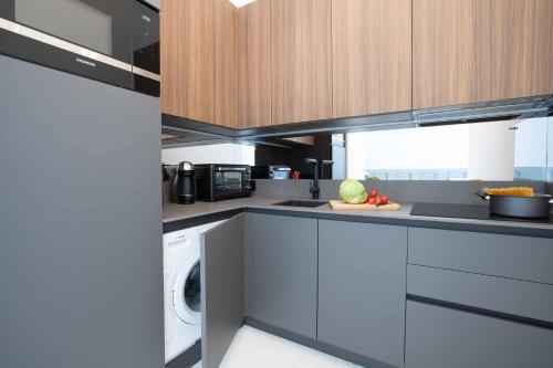 une cuisine avec une machine à laver et un lave-linge dans l'établissement Le Magenta - Happy Rentals, à Nice
