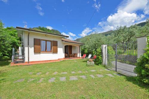 Nespecifikovaný výhled na hory nebo výhled na hory při pohledu z prázdninového domu