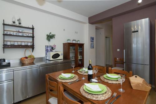 Una cocina o zona de cocina en The House Olympia - Happy Rentals