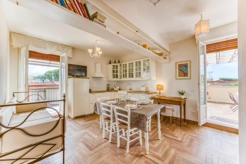 Η κουζίνα ή μικρή κουζίνα στο Terrazza Apuana A Few Steps From The Sea - Happy Rentals