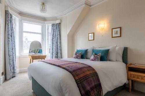 インバネスにあるLachie's Townhouseの大きなベッドと窓のある寝室