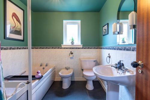 インバネスにあるLachie's Townhouseのトイレ、浴槽、洗面台を備えたバスルーム