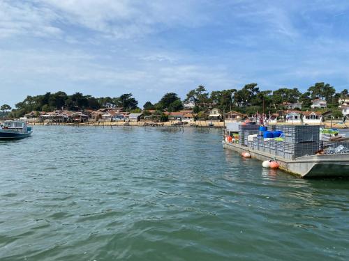 Aux pieds des plages, du port, de la piste cyclable et des commerces de proximité, un studio au dernier étage avec une vue panoramique sur le Bassin d'Arcachon, entièrement rénové, dans une résidence avec piscine
