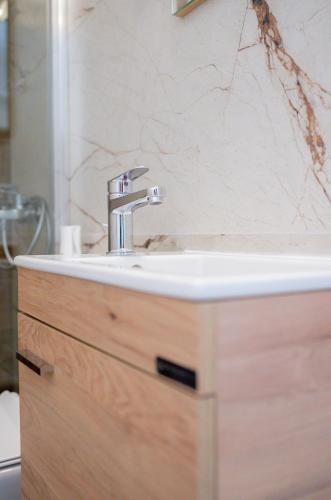 a bathroom sink with a white counter top at G&G Apartment in Kiáton