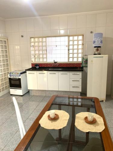 Køkken eller tekøkken på Casa espaçosa em americana