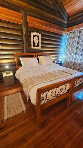 a bedroom with a large bed in a room at Aldeia Flor de Liz - Pedra Azul in Pedra Azul