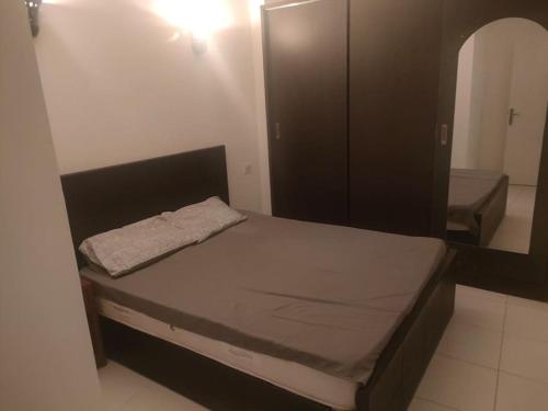 Postel nebo postele na pokoji v ubytování Apartment in villa magawish
