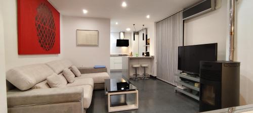 Una televisión o centro de entretenimiento en City Center Design House